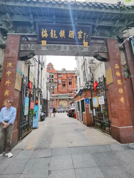 梅龙镇酒家(南京西路总店) storefront in Shanghai